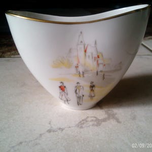 Hutschenreuther Selb snack bowl hand painted with rich architecture and figure staffage kidney table era
