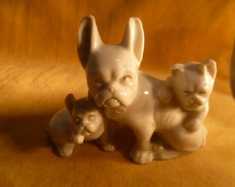 Pug group 3 animals mother and 2 boy porcelain around 1920 Porcelain white very naturalistic representation around 1920 - 30
