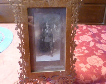 Tramp Volk Art Gründerzeit around 1870 museum frame fretsaw technique with soldier photo