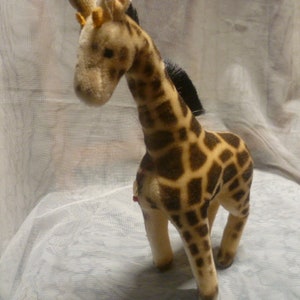 Hermann Teddy with brand plate standing giraffe approx. 33 cm high from head to toe measured unplayed good condition