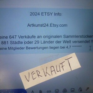 Puede incluir: Una pantalla azul con el texto "2024 ETSY Info: Artkunst24.Etsy.com" y "Deine 647 Verk&auml;ufe an originalen Sammlerst&uuml;cken wurden in 881 St&auml;dte oder 29 L&auml;nder der Welt versendet!! Deine Mitglieder Bewertungen liegen bei 4,7 ******* I"  Una nota adhesiva amarilla con el texto "VERKAUFT" est&aacute; en la pantalla.