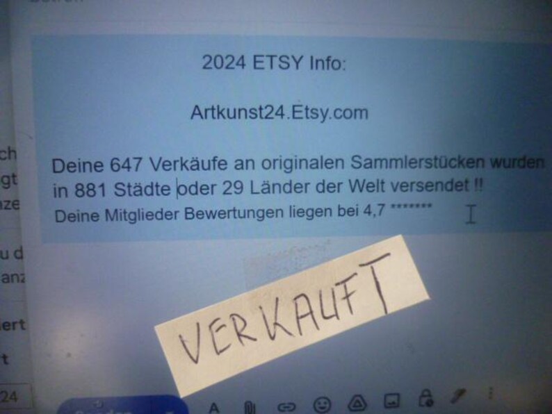 Puede incluir: Una pantalla azul con el texto "2024 ETSY Info: Artkunst24.Etsy.com" y "Deine 647 Verk&auml;ufe an originalen Sammlerst&uuml;cken wurden in 881 St&auml;dte oder 29 L&auml;nder der Welt versendet!! Deine Mitglieder Bewertungen liegen bei 4,7 ******* I"  Una nota adhesiva amarilla con el texto "VERKAUFT" est&aacute; en la pantalla.