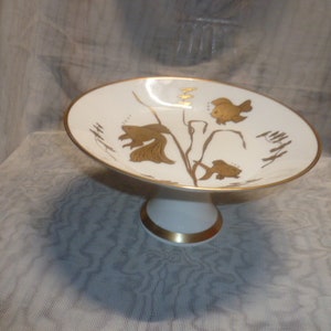 Pintor de casas Rosenthal ?? Suporte para bolo em formato de biscoito com decoração de peixe pintado à mão em dourado H. 11 cm Diâmetro 21 cm Vintage década de 1960