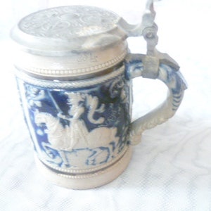 Chope à bière historicisme Hohenlohe vers 1880 couvercle en étain aux motifs historicistes toast : &quot;Ne jamais se passer de remplir et de vider&quot;