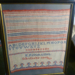 刺繍サンプラー、またはアルファベット ABC と数字 1 ～ 10 の刺繍サンプラー、日付入り、E.Rittmüller の署名入り、1916 年と 1917 年の博物館品質!
