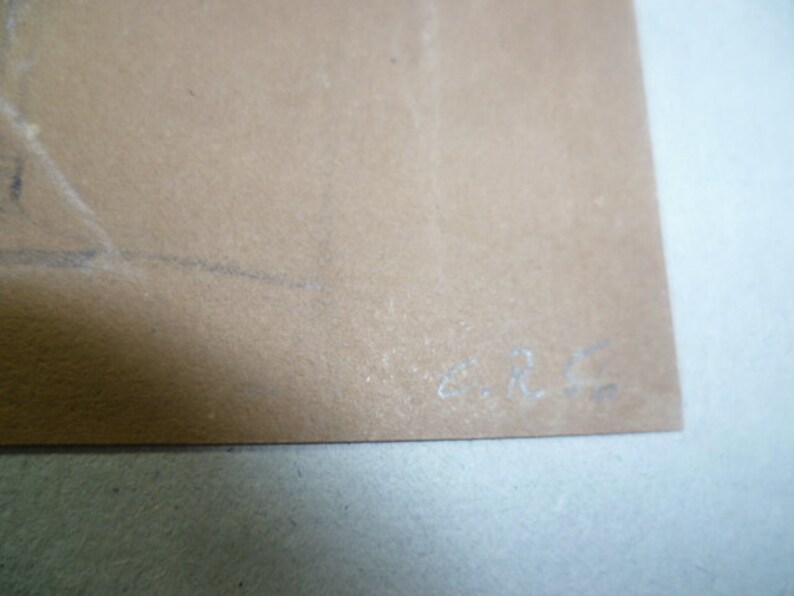 Puede incluir: Primer plano de una superficie de papel marr&oacute;n claro con la firma manuscrita "E.R.C."