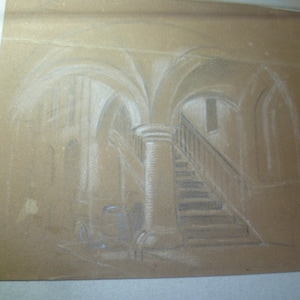 Puede incluir: Un dibujo a l&aacute;piz en blanco y negro de un pasillo con una escalera que conduce a una puerta. El pasillo tiene techos abovedados y un gran pilar en el centro.