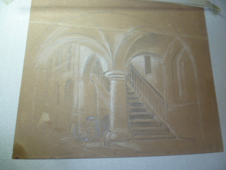 Puede incluir: Un dibujo a l&aacute;piz en blanco y negro de un pasillo con una escalera que conduce a una puerta. El pasillo tiene techos abovedados y un gran pilar en el centro.