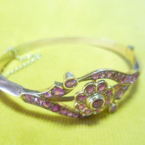 Investment bangle made of 375 gold, set with rubies, approx. 3.0 ct, circa 1870. With clasp and safety chain. Gold price: 380 euros!