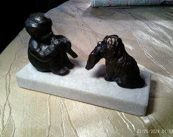 rt Deko 1920/40 Grupo de figuras de bronce "Niño con flauta, perro sosteniendo la partitura" Base de mármol Dimensiones: 12 x 4,5 x 8 cm