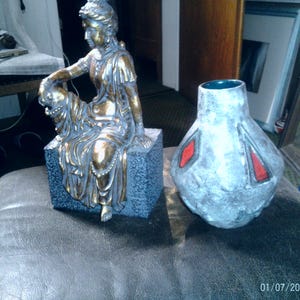 Pieza de cerámica de Walter Gerhards "Siracusa", número de modelo S14 20, interior rojo brillante/verde agua/azul verdoso, gris mate Fat Lava WGP, década de 1960. Altura: 20 cm.