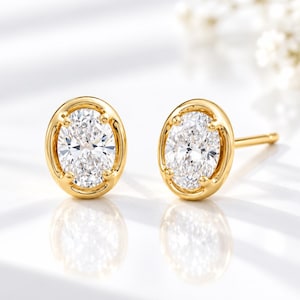 14K guld ovala solitärbezel moissanit örhängen, minimalistiska guld vardagsörhängen, 4-stifts diamantörhängen, bröllopspresent till henne.
