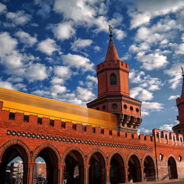 Berlin Bahn Foto - Poster Leinwand oder Hartschaum - 10x15 20x30 30x45 40x60 50x75 60x90 80x120 100x150 - Kreuzberg Oberbaumbrücke Wolken