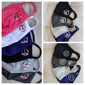 Puede incluir: Un conjunto de 10 mascarillas faciales con diferentes dise&ntilde;os. Las mascarillas est&aacute;n hechas de una tela suave y transpirable y presentan una variedad de signos de paz y caras sonrientes. Las mascarillas est&aacute;n disponibles en una variedad de colores, incluyendo rosa, blanco, azul, gris y negro.
