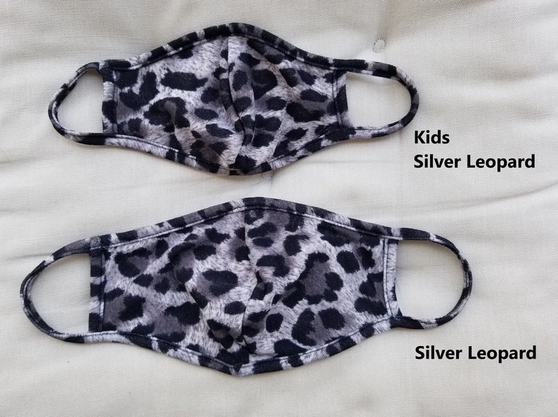 LEOPARDMÖNSTER Tvättbar ansiktsmask i stretchig bomull med foder, dubbelt lager och filterficka, bra passform, snabb leverans, presenterad på GQ.com Silver Leopard KIDS