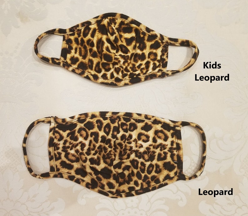 LEOPARDMÖNSTER Tvättbar ansiktsmask i stretchig bomull med foder, dubbelt lager och filterficka, bra passform, snabb leverans, presenterad på GQ.com Leopard KIDS