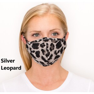 LEOPARDMÖNSTER Tvättbar ansiktsmask i stretchig bomull med foder, dubbelt lager och filterficka, bra passform, snabb leverans, presenterad på GQ.com Silver Leopard