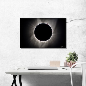 Könnte beinhalten: Ein Schwarzweißfoto einer totalen Sonnenfinsternis. Die Sonnenkorona ist um die dunkle Silhouette des Mondes sichtbar.