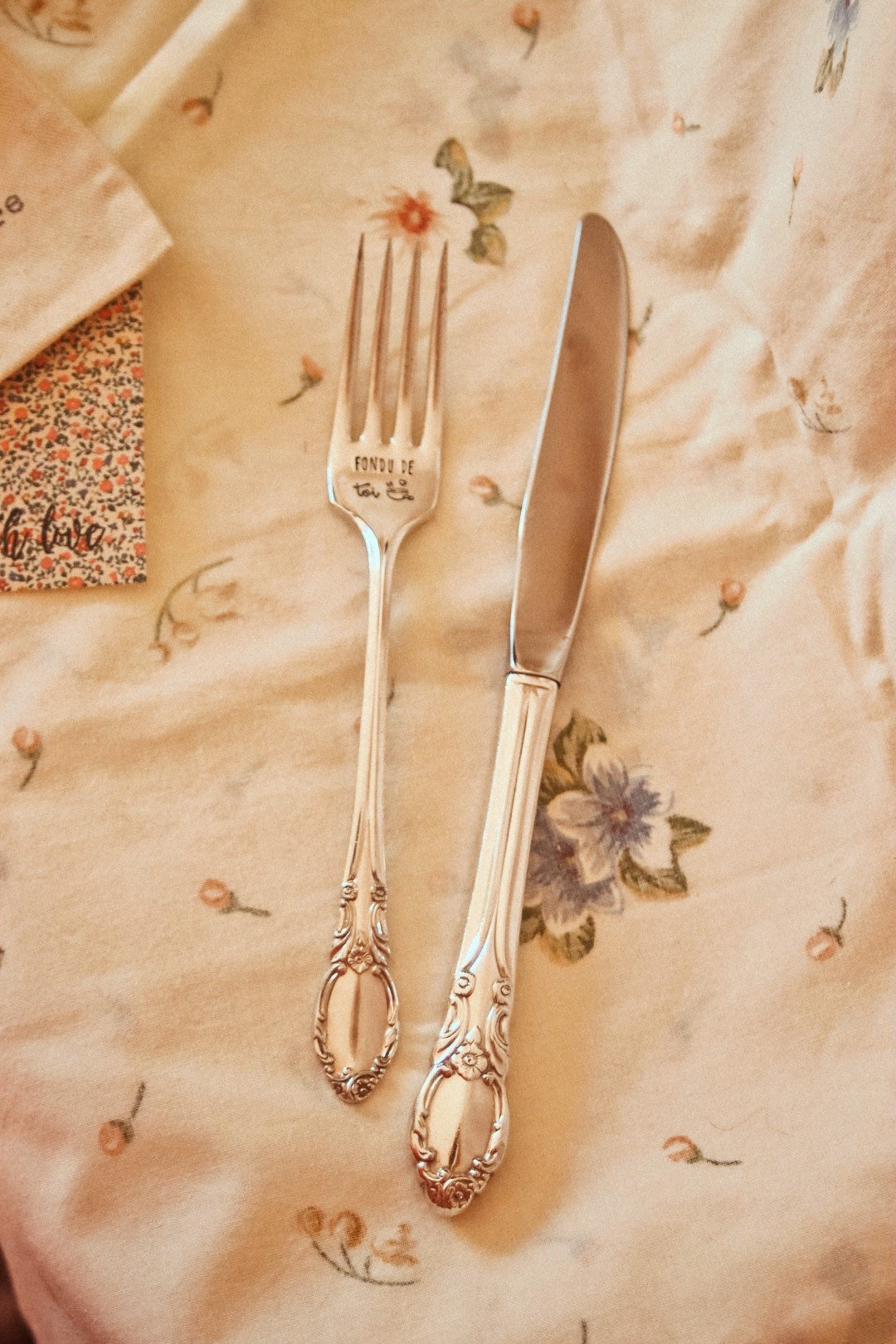 Personnalisation d'un Duo Fourchette Gravée et Couteau Non Gravé Vintages, en Métal Argenté, Gravés