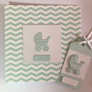 Ensemble d'étiquettes Baby Card LUXE FAIT MAIN Bénédictions aigue-marine et carte assortie Baby Card nacrée nacrée Poussette d'ours Babygro Cheval à bascule
