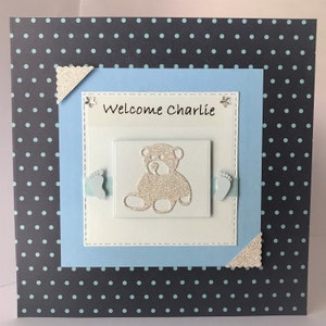 Handgemaakte nieuwe babykaart Gepersonaliseerde jongensteddykaart 6 x 6 inch met bijpassende cadeau-tagoptie Welkom kleine baby