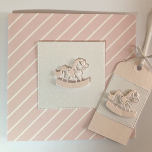 Lot d'étiquettes-cadeaux Baby Card LUXE FAIT MAIN pour garçon et fille avec carte assortie Baby Card nacrée Poussette d'ours Babygro Cheval à bascule