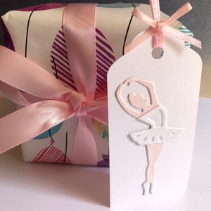 ETIQUETAS DE REGALO DE BALLET HECHAS A MANO Juego de 5 etiquetas de regalo de lujo con brillo perlado blanco y rosa, troqueladas con bailarina y lazo de cinta rosa, etiquetas de regalo para ocasiones especiales