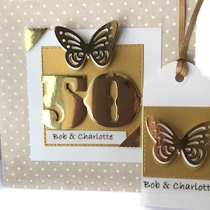 Tarjeta personalizada del 50 cumpleaños del Aniversario de Oro mariposa hecha a mano 6x6 ins con etiqueta de regalo a juego
