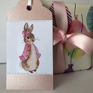 Conjunto de etiquetas para presente de bebê Flopsy Lily, coelho bobtail, feito à mão, 5 etiquetas, cartão com brilho perolado, rosa e branco, etiqueta para presente, aniversário de bebê, qualquer ocasião