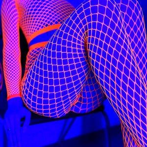 Atuendo de rejilla neón para fiesta: medias y top con efecto UV que brillan con luz negra