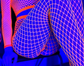 Atuendo de rejilla neón para fiesta: medias y top con efecto UV que brillan con luz negra