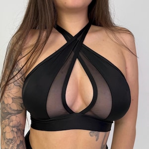 Raveset: Korsad BH-topp och slitsade shorts