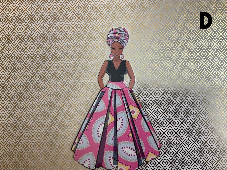 Op de afbeelding: Een vrouw met een donkere huidskleur draagt een roze en witte geprinte rok, een zwart topje en een roze en witte geprinte hoofddoek. Ze draagt grote gouden oorbellen. De achtergrond is een goud en wit geometrisch patroon.