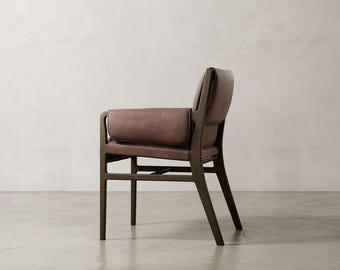 Cadeira de jantar artesanal em couro, poltrona de design arquitetônico, estrutura em madeira maciça.