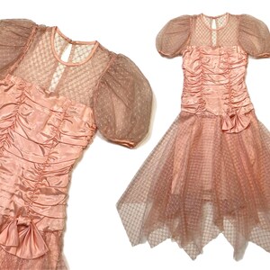 1980&#39;s jaren 1920 vintage jurk met pofmouwen perzikkleurige rayon met lage taille