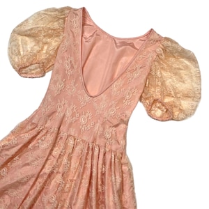 Jaren &#39;80 vintage handgemaakte vintage perzikkleurige rayon jurk met open achterkant en lage taille