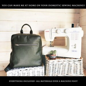 Könnte beinhalten: Ein grüner Lederrucksack mit einem silbernen Reißverschluss und einer Nähmaschine im Hintergrund. Der Text "YOU CAN MAKE ME AT HOME ON YOUR DOMESTIC SEWING MACHINE!!" befindet sich oben im Bild. Der Text "EVERYTHING INCLUDED -ALL MATERIALS EVEN A MACHINE FOOT" befindet sich unten im Bild.