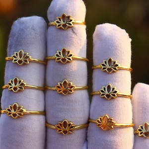 Può includere: Un cartello in legno rustico con la scritta "Welcome to our home" in lettere bianche. Il cartello presenta una finitura invecchiata, ideale per l'arredamento dell'ingresso.