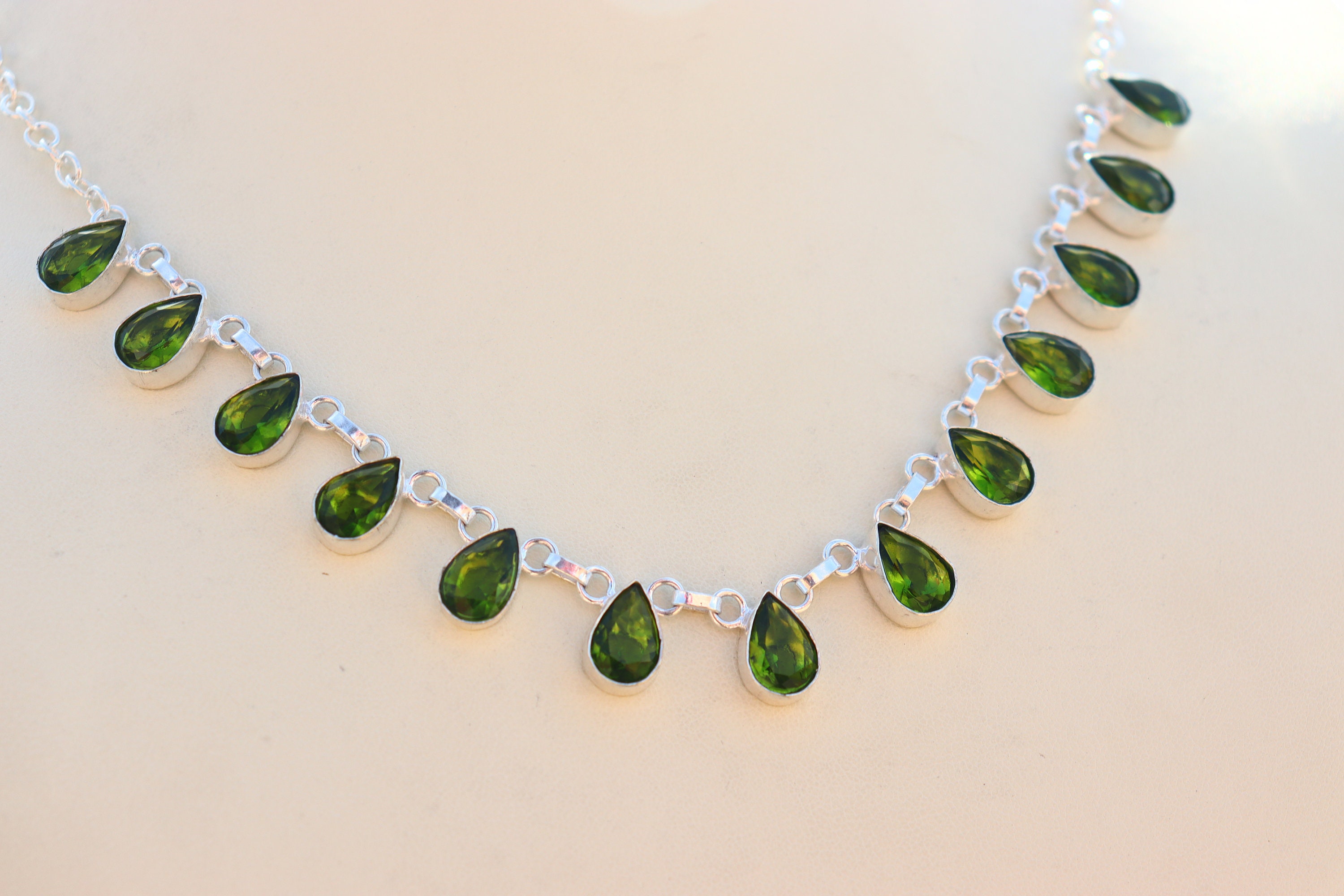 イル Vintage Peridot Gemstone Choker: Handmade Sterling Silver Dainty
