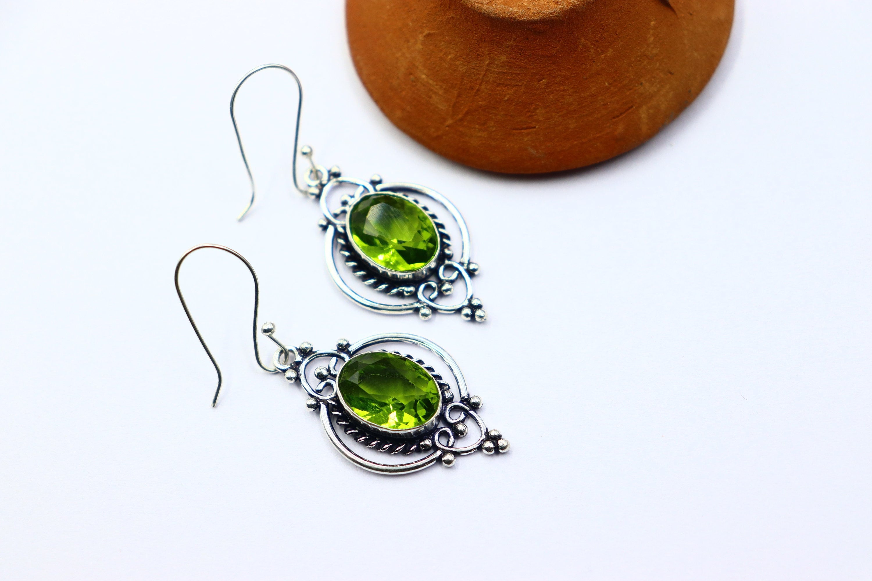 Orecchini pendenti in argento sterling con peridoto: gioielli a goccia fatti a mano - Italia