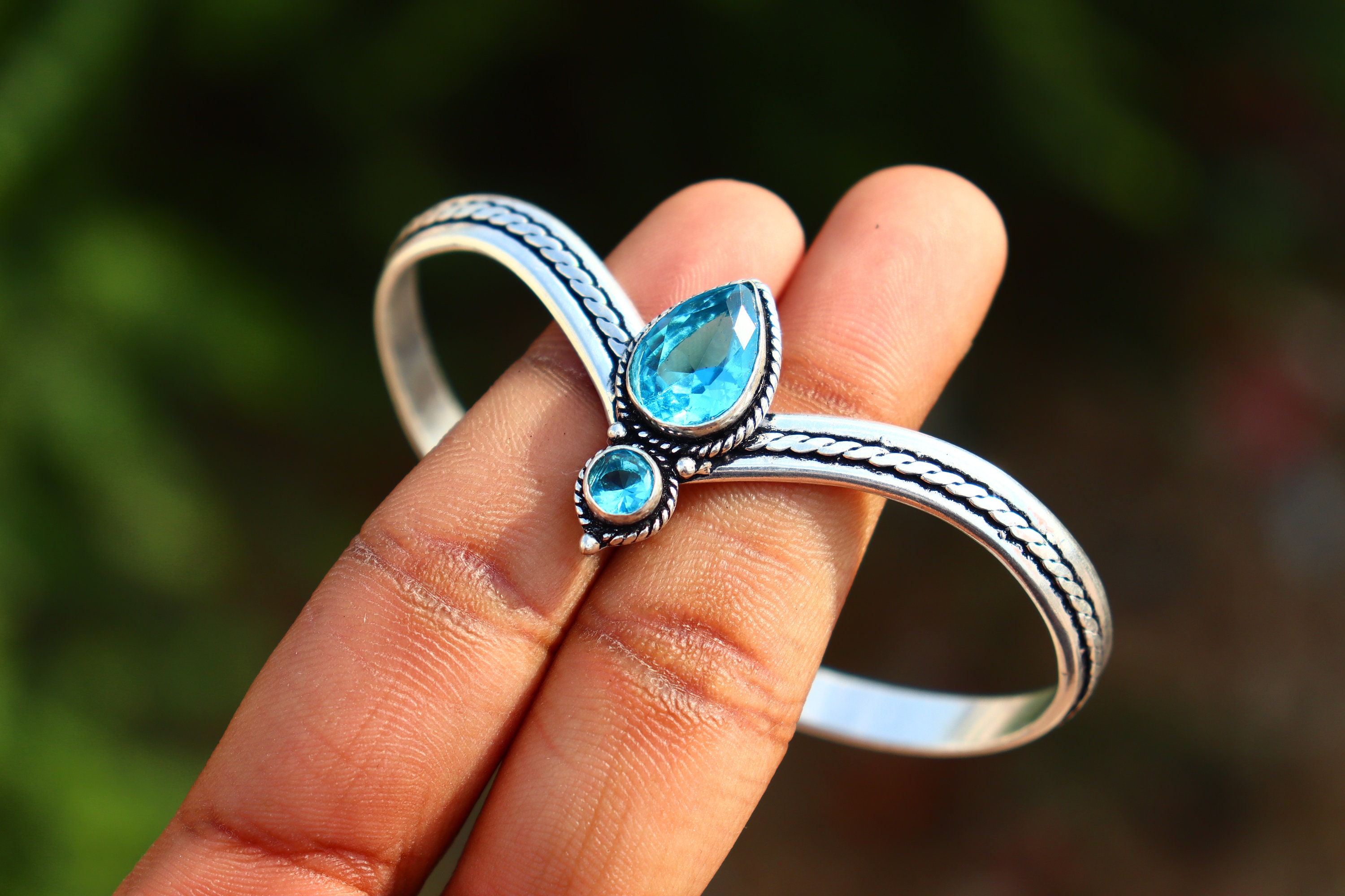 ブルートパーズバングル：職人による925スターリングシルバーのカフ