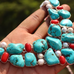 Collana fatta a mano con turchese grezzo, corallo e perle: gioielli boho