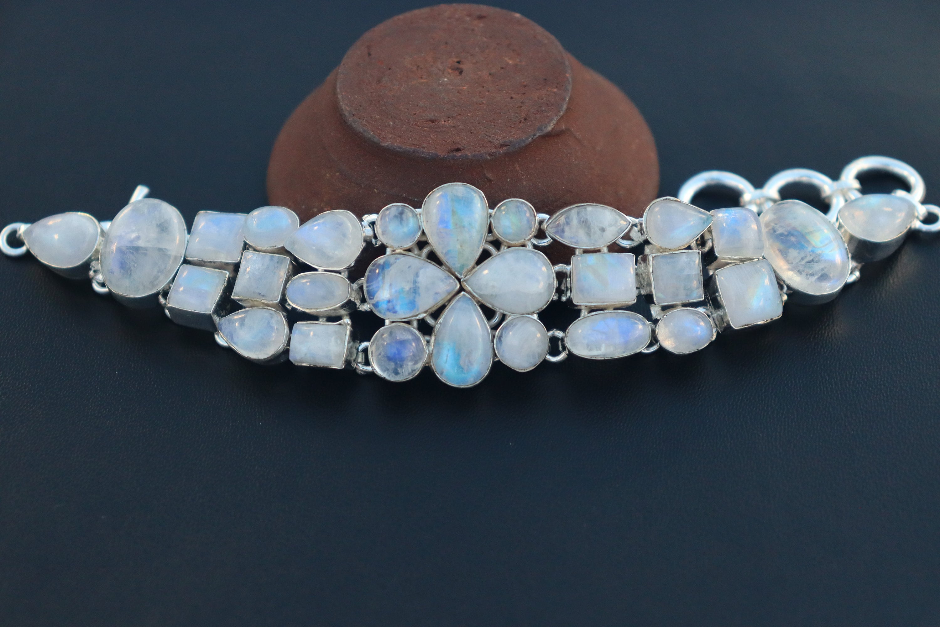 Pulsera Bañada En Plata De Ley Con Eslabón Central Mediano Con Topacios Y Eslabones Pequeños