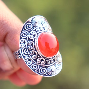 Anillo de ónix rojo bañado en plata oxidada: anillo apilable de latón hecho a mano