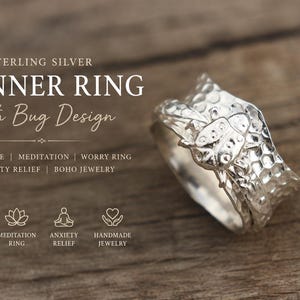 Può includere: Un anello spinner in argento sterling con una superficie testurizzata e un design a insetto in rilievo. Il testo sull'immagine recita: STERLING SILVER SPINNER RING with Bug Design, HANDMADE | MEDITATION | WORRY RING, ANXIETY RELIEF | BOHO JEWELRY.