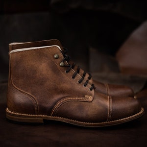 Botas de hombre 100% de cuero hechas a mano Botas y zapatos casuales elegantes hombres Marrón Vintage alta calidad Motocicleta imagen 1
