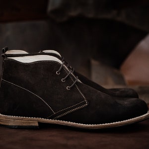 Man Boots 100% Leather Handmade, Suede chukkas for men for a robust, elegant and resistant shoe.