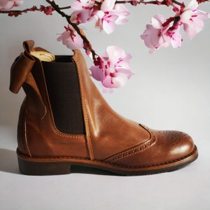 100% lederen handgemaakte casual elegante laarzen en schoenen voor dames. Leren dameslaarzen met strik Herfstlaarzen, enkellaarzen