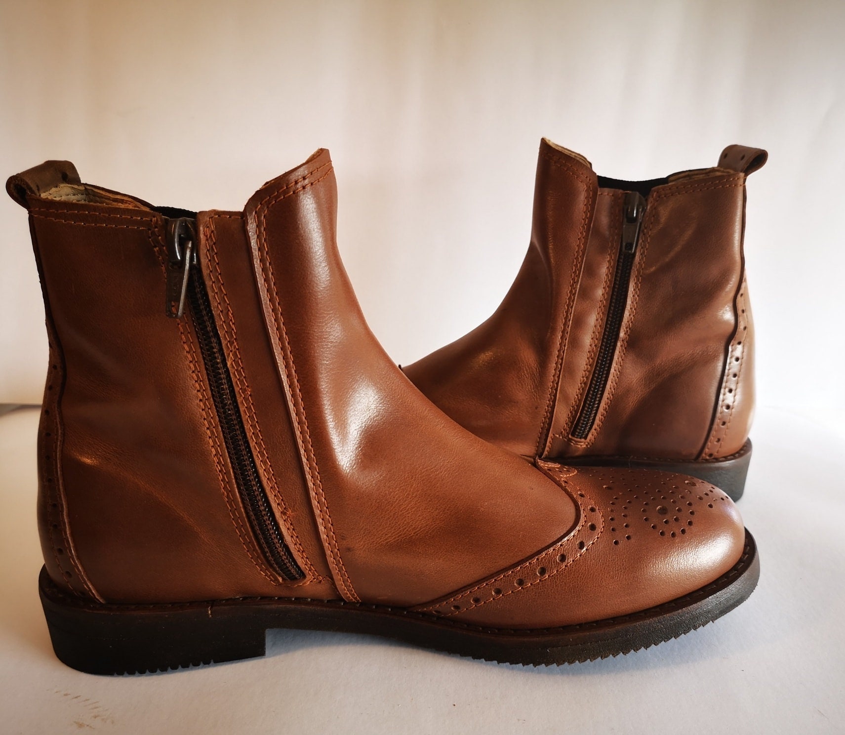 0255~Leather Chelsea Booties with Contrasting Stitchings