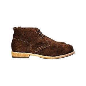 Man Boots 100% Leather Handmade, Suede chukkas for men for a robust, elegant and resistant shoe.
